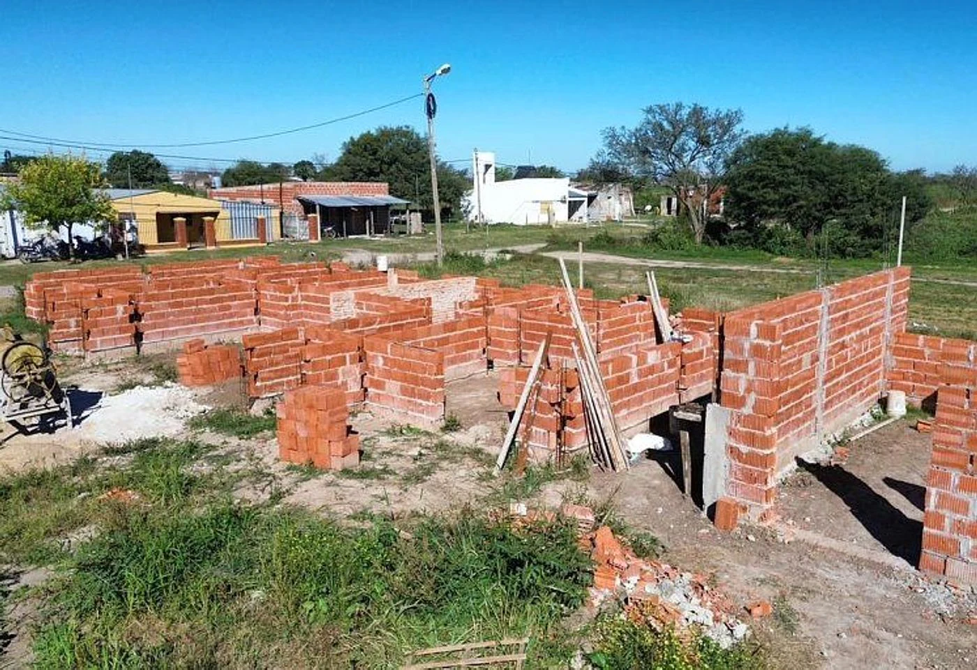 Avanza la construcción de seis viviendas en Moisés Ville con una inversión de $420 millones