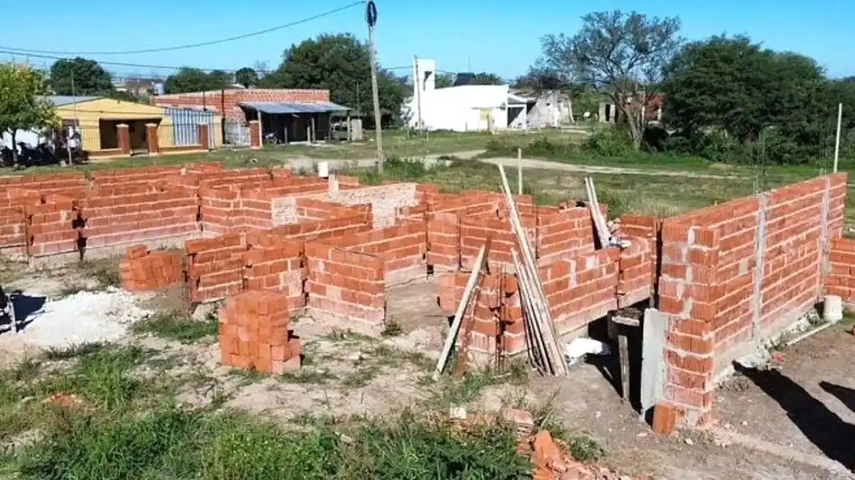 Avanza la construcción de seis viviendas en Moisés Ville con una inversión de $420 millones