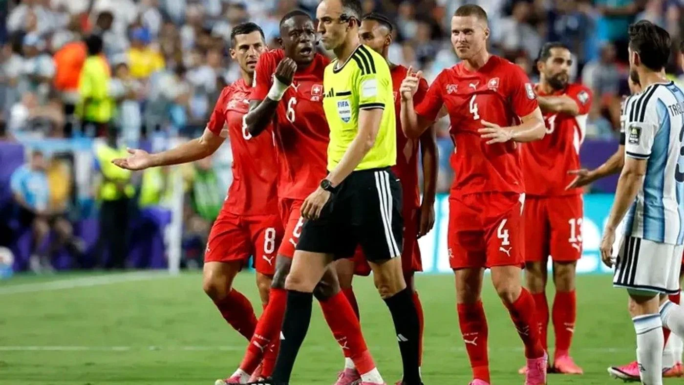 Los jugadores de Suiza, durísimos contra el árbitro portugués Joao Pinheiro tras la eliminación ante Argentina. EFE