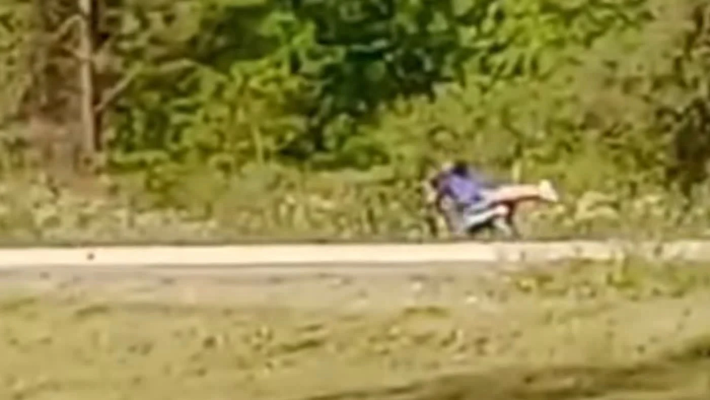 Motociclista hace una maniobra temeraria sobre la Ruta 34 en Sunchales, a la altura de la rotonda de acceso