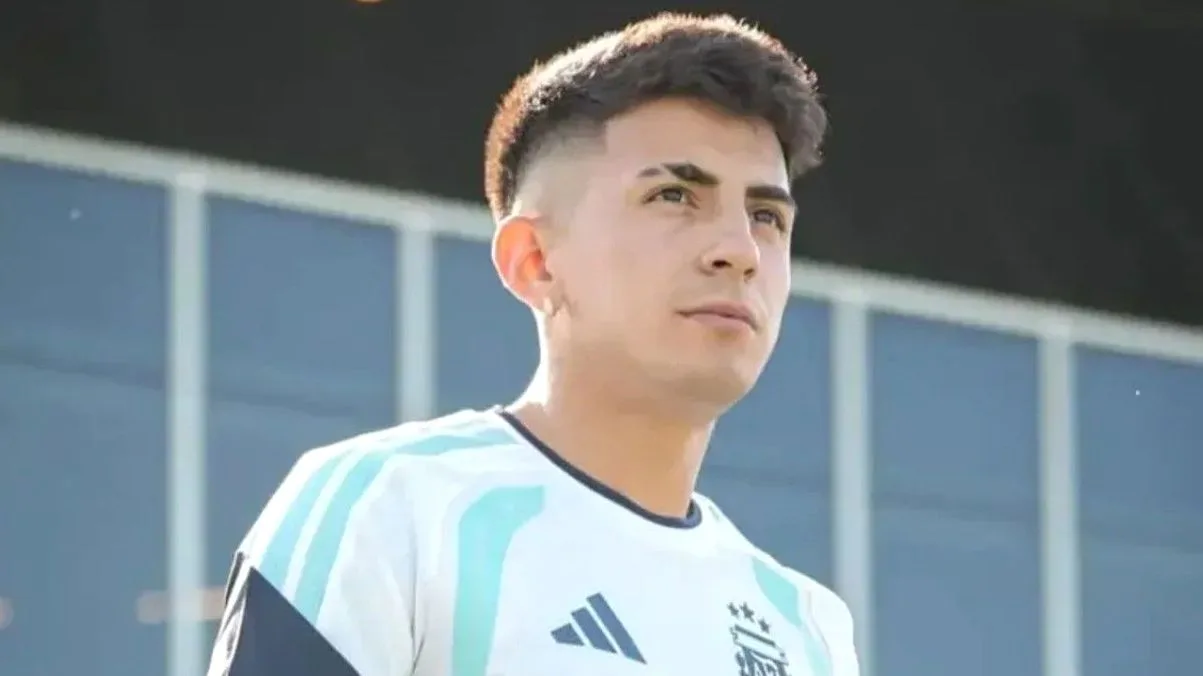 Thiago Almada, mediapunta de la Selección Argentina, en acción durante un partido.