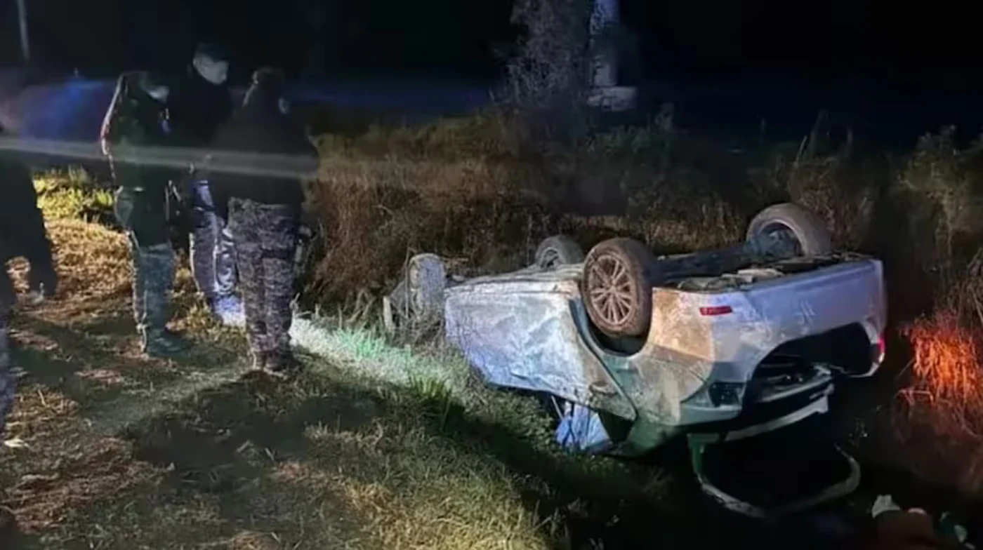Conmoción en Córdoba: seis amigos viajaban en un auto, volcaron y dos de ellos murieron. (Foto: gentileza La Voz)