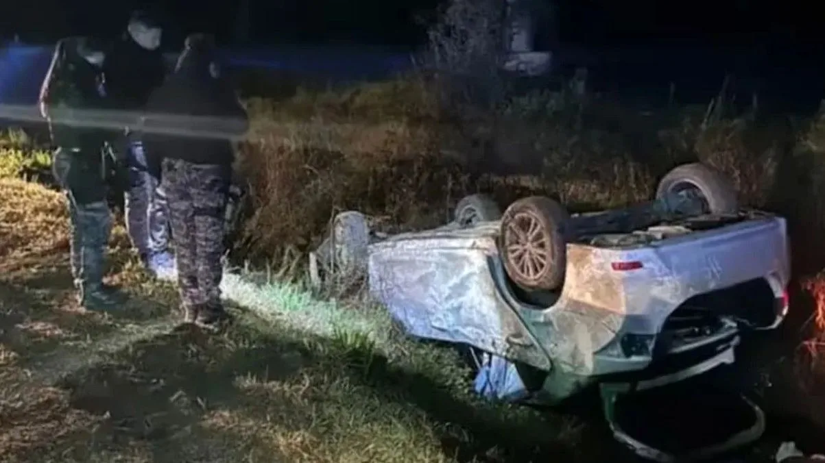 Conmoción en Córdoba: seis amigos viajaban en un auto, volcaron y dos de ellos murieron. (Foto: gentileza La Voz)