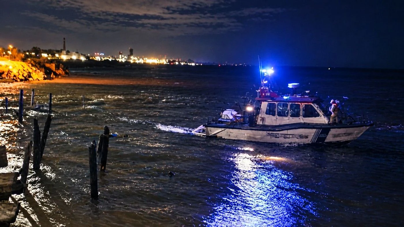 Imagen ilustrativa de la noticia: Tragedia en el río Paraná: identificaron a uno de los pescadores y buscan a otros dos