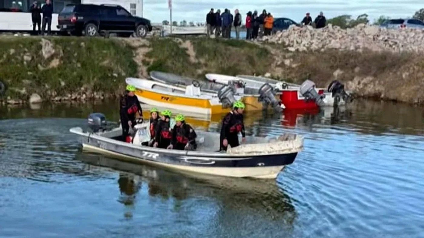Bomberos Voluntarios, Defensa Civil y la Policía Comunal desplegaron un amplio operativo de búsqueda en el espejo de agua.