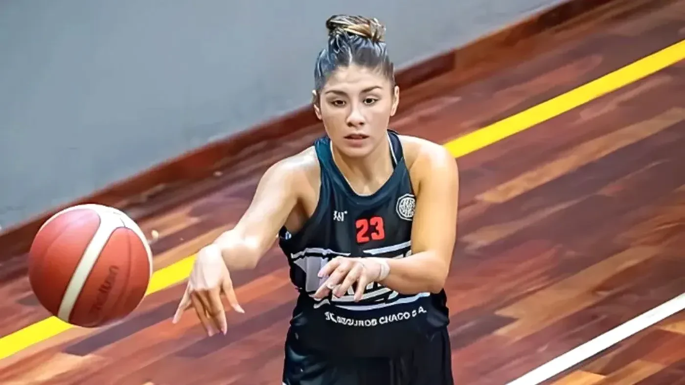 Dalma Piri en acción durante su debut con Olimpia Queens