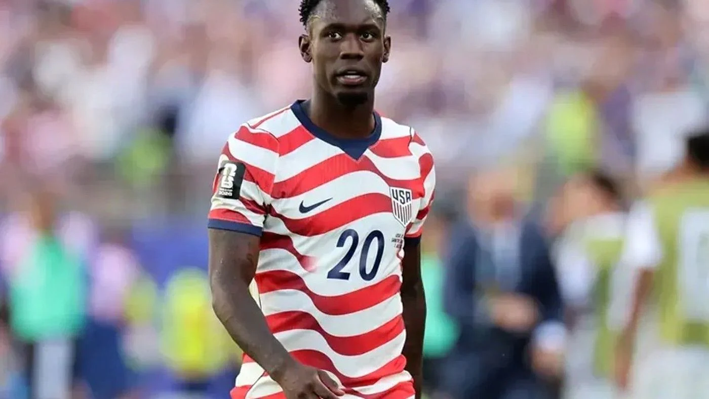Florain Balogun fue expulsado en el duelo ante Bosnia. EFE