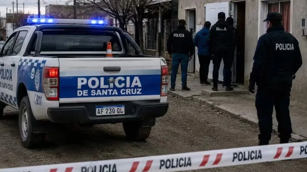 Un hombre atacó y apuñaló a un joven en la casa de su expareja en Santa Cruz, generando conmoción en la comunidad.