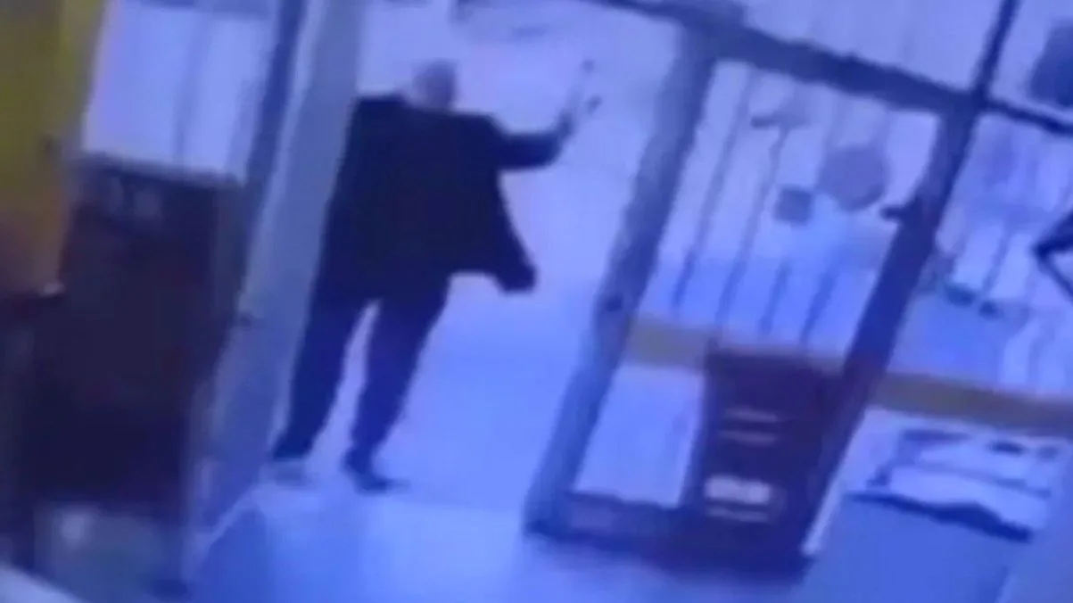 Un hombre de 78 años provocó destrozos en una panadería de La Plata y disparó al hijo del propietario. El hecho fue regist…