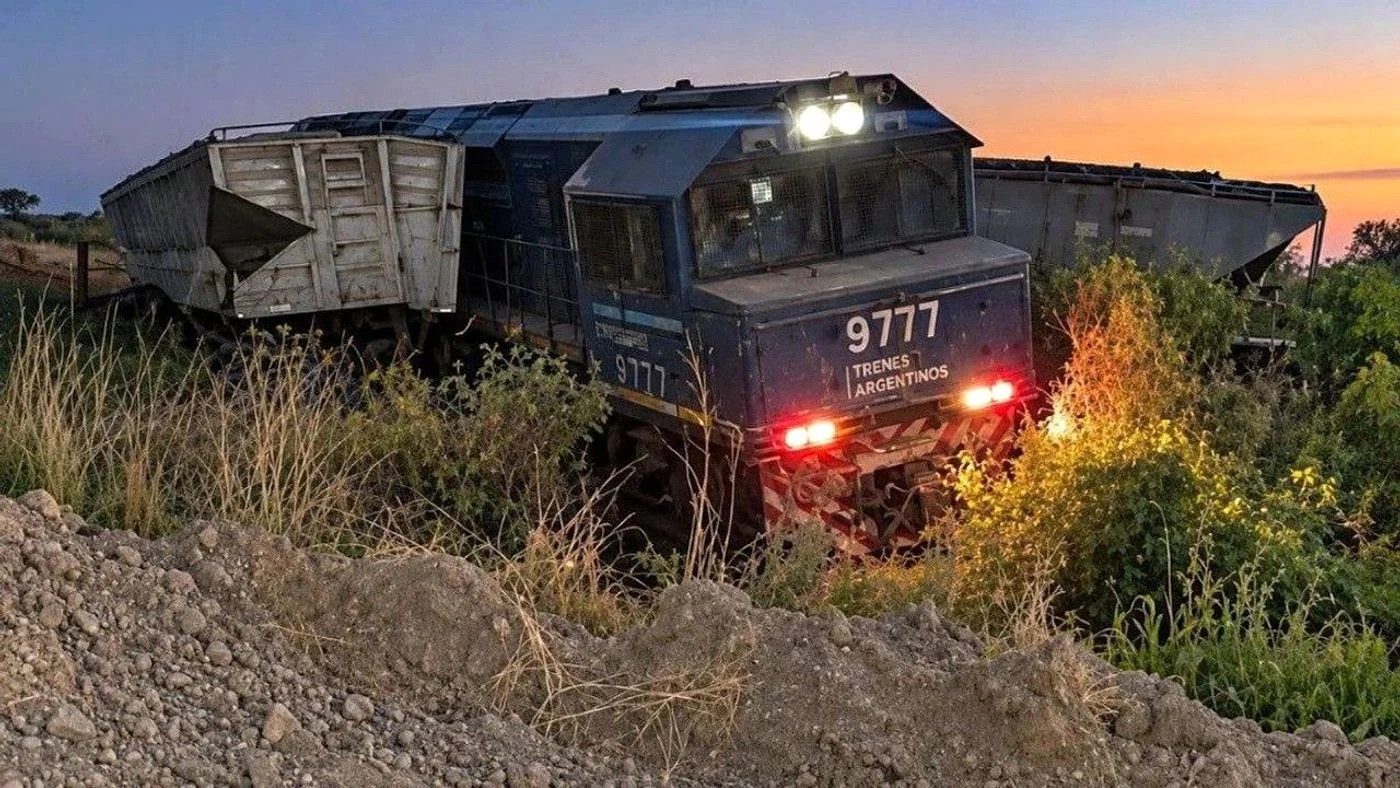 Imagen ilustrativa de la noticia: Un tren descarriló tras chocar un acoplado en Esteban Rams (Policiales)