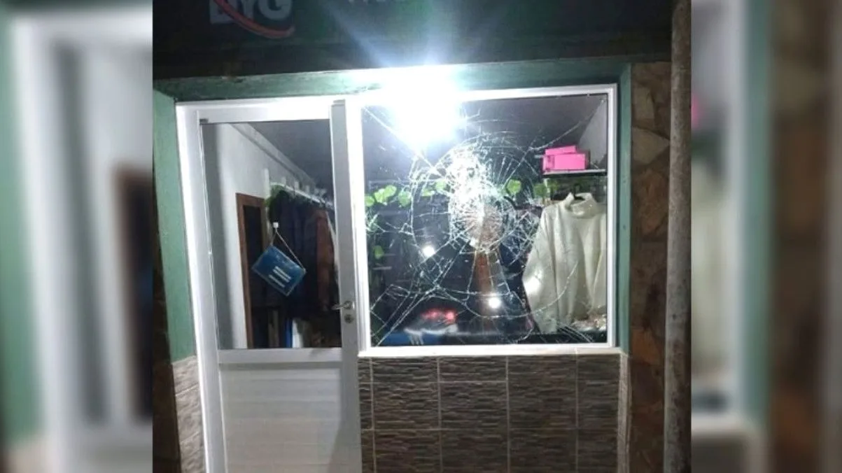 Vandalismo en DyG Modas, un comercio de calle Lavalle en San Cristóbal.