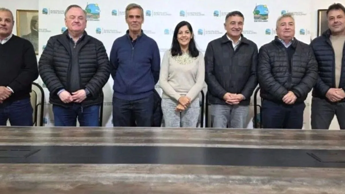 Felipe Michlig y autoridades de Vialidad Provincial en conferencia sobre la Ruta 23.