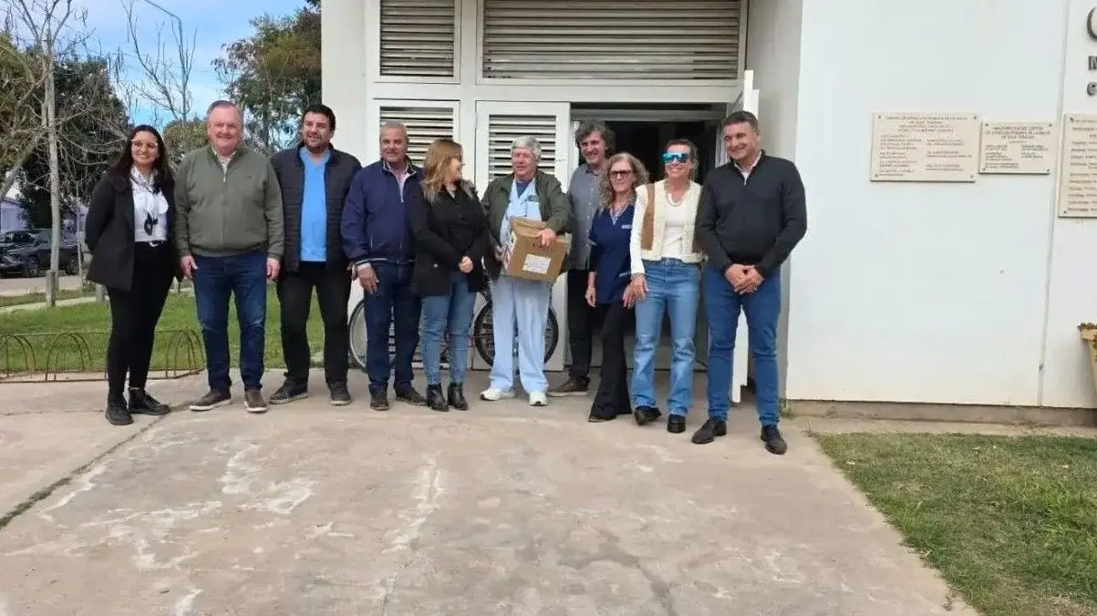 Entrega de nuevo instrumental médico en el SAMCo de Villa Trinidad, con autoridades presentes.