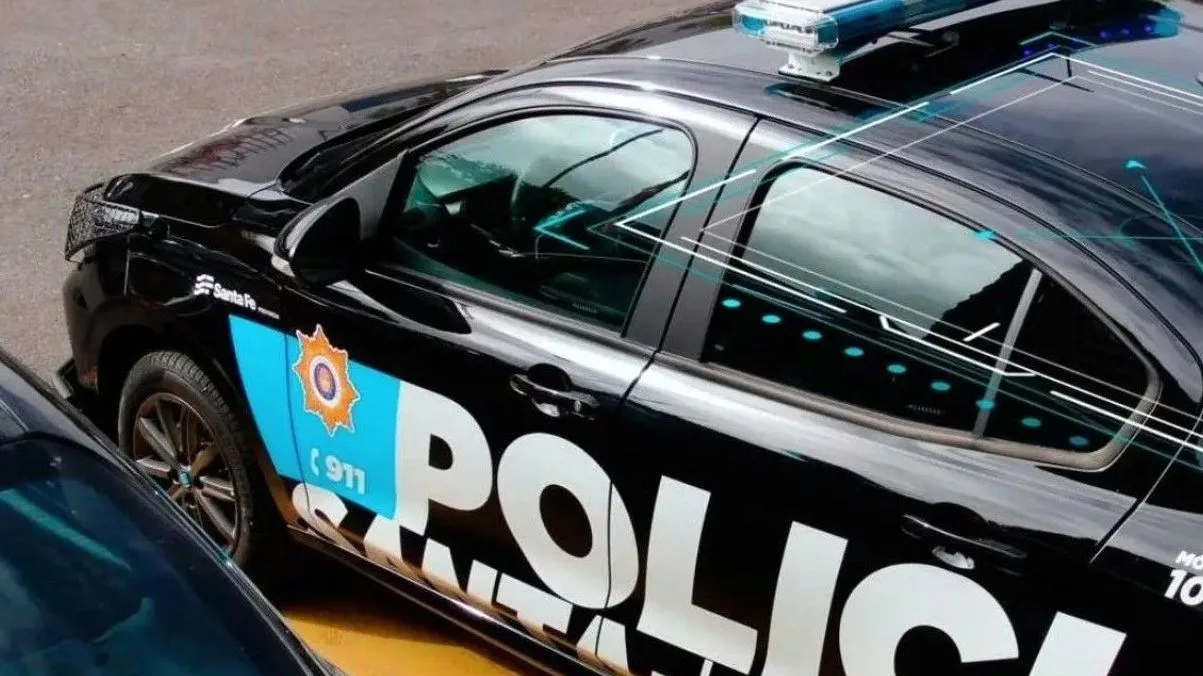 Policía de San Cristóbal interviniendo en un hecho de violencia familiar.