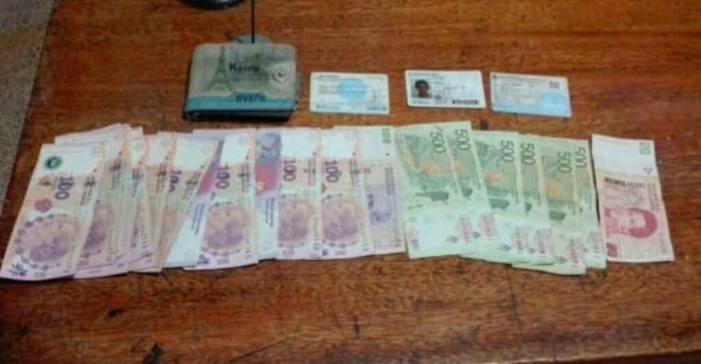 Le robaron la billetera en un puesto de venta