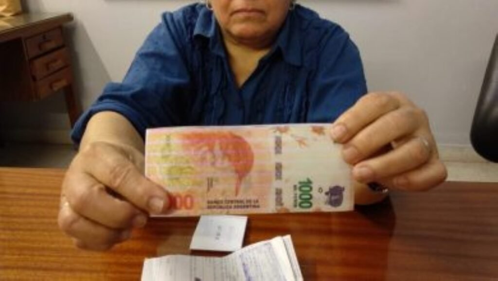 Le pagaron con billetes de 1000 falsos