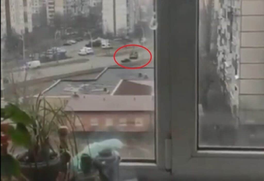 Tanque ruso pasa por encima de un vehículo