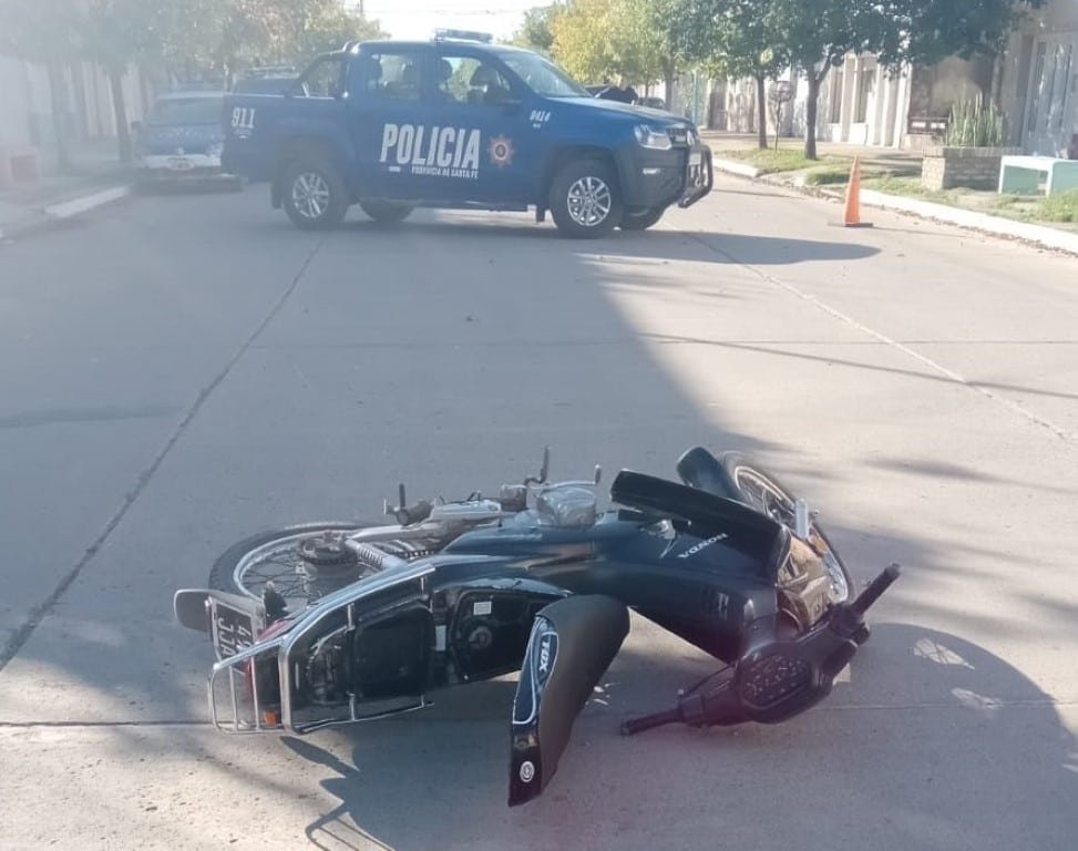 Se le cruza un perro, lo choca y cae de su moto