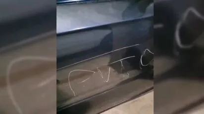 Le rallo el auto a un incha