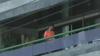 Juan Darthés en su departamento de Brasil