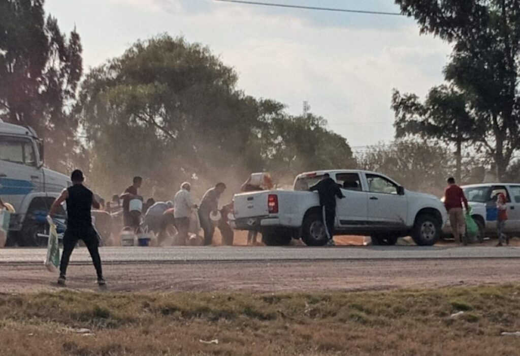 Un camión con maíz volcó y cientos de personas fueron a buscar el cereal