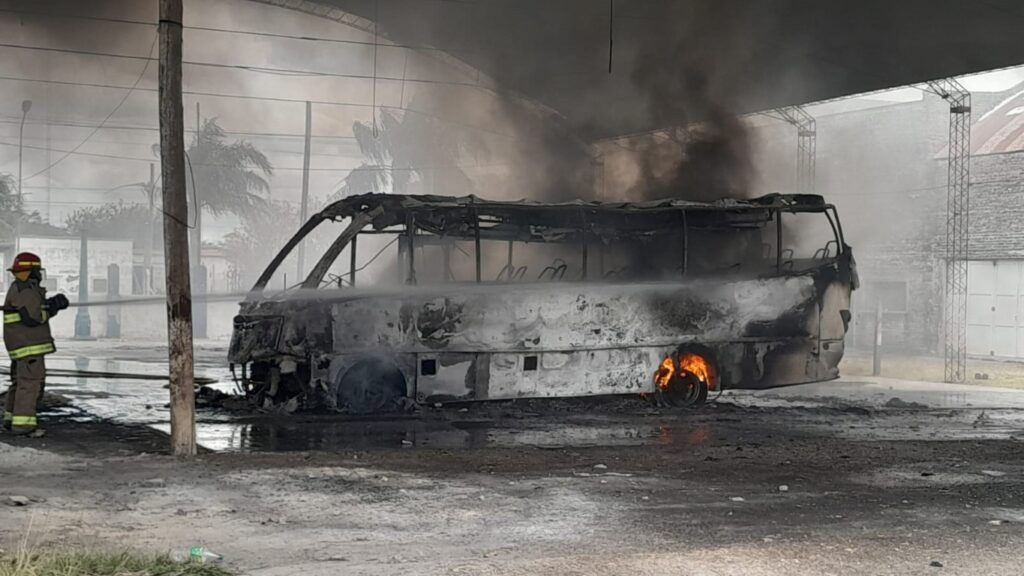 Se incendió un minibús en el Club Ferro Dho