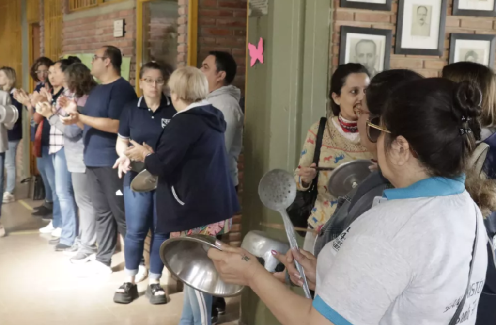 Cacerolazo en la Escuela 40 por los descuentos los días de paro