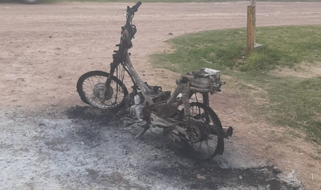 Roban moto y la prenden fuego