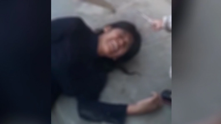 Mujer en la calle golpeada