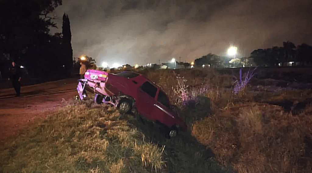 Perdió el control del auto y terminó en la cuneta