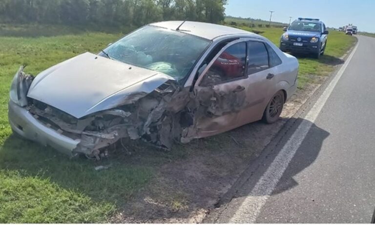 Choque entre un auto y un camión 