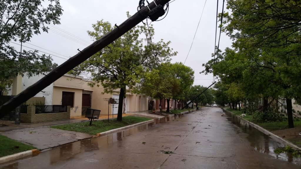 Tormenta en Hersilia: Techos Volados y Árboles Caídos