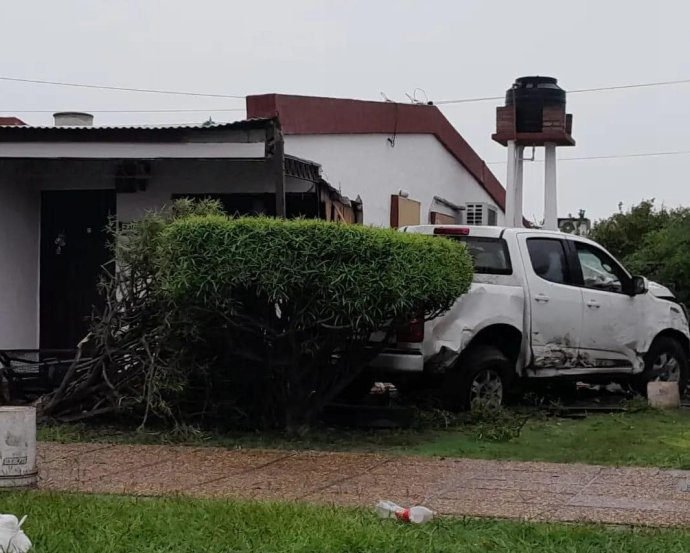 Accidente en San Guillermo: Pick-Up Chevrolet se estrella contra vivienda tras perder control en Boulevard Oreste Borutti