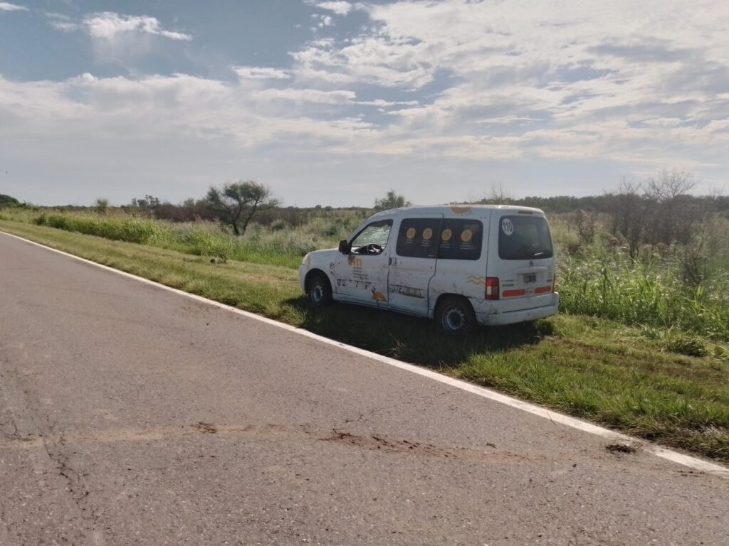 Accidente en Santurce: Vehículo Citroen vuelca tras esquivar un pozo