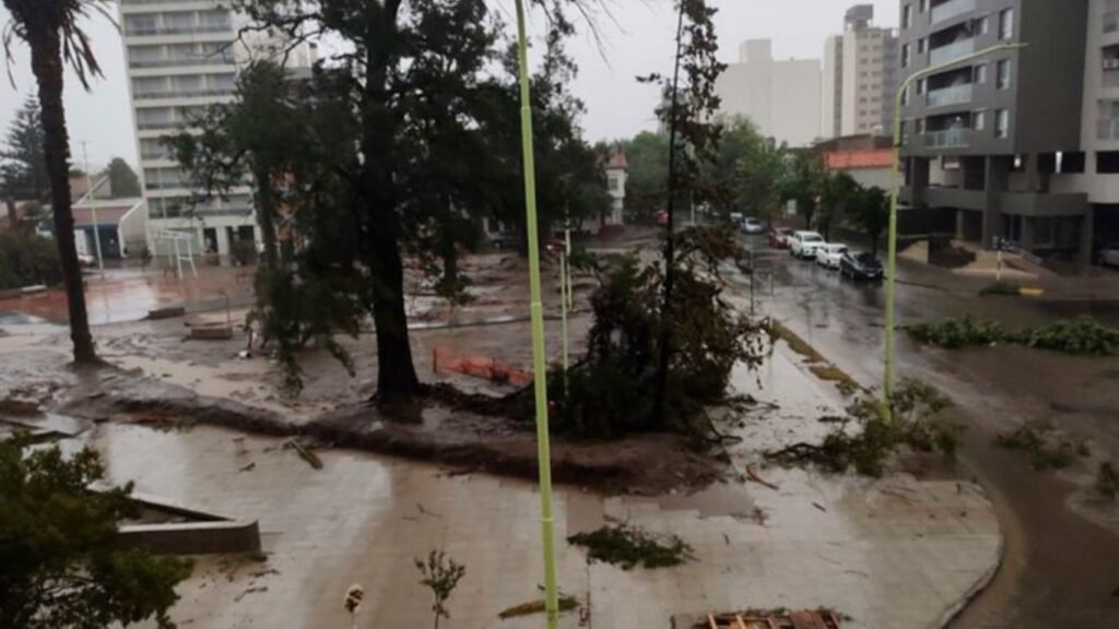 Hospitales afectados: Fotografía del Hospital Penna con áreas inundadas, ilustrando la crisis en los servicios de salud durante la emergencia.
