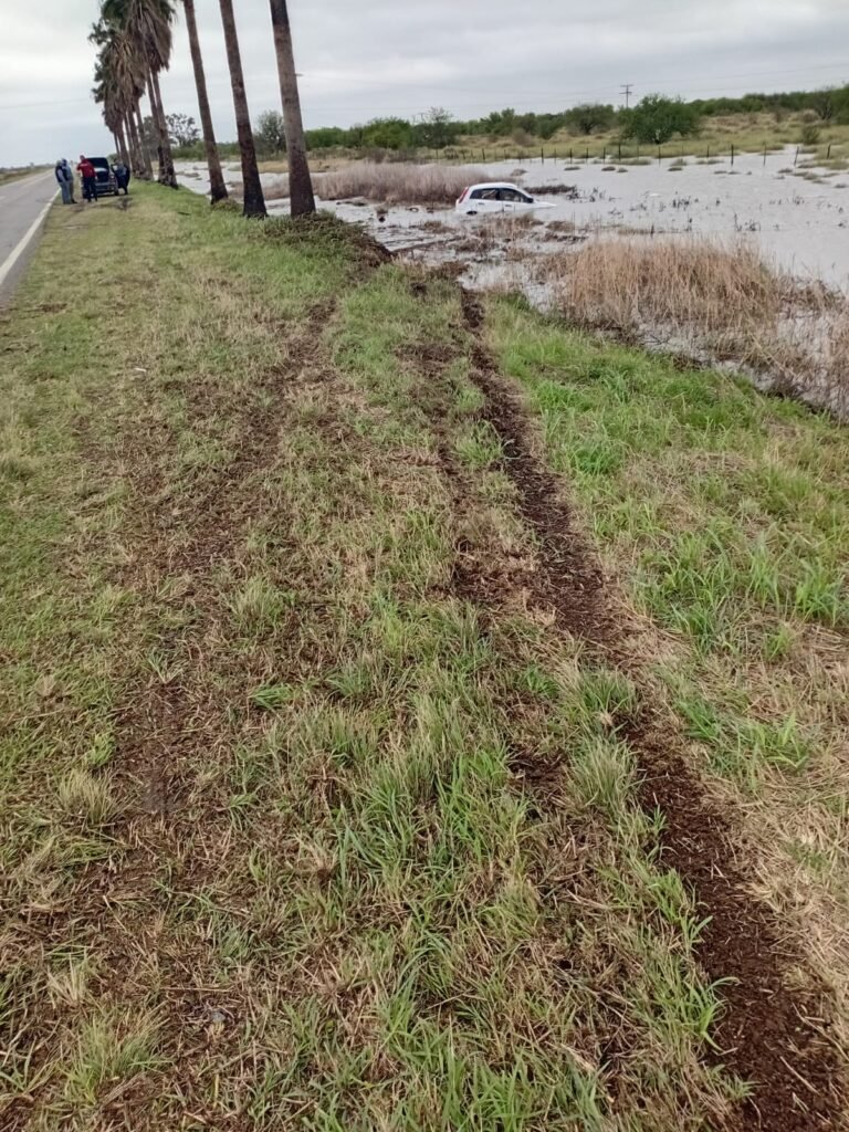 Despiste de un auto con cinco policías en el ingreso a La Verde