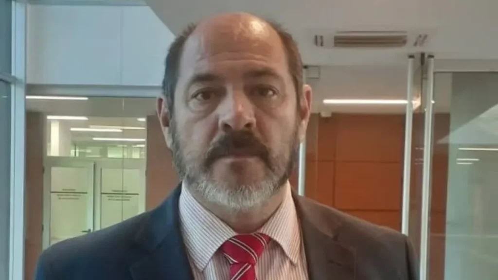 El ahora ex funcionario cuestiona la resolución adoptada el 12 de junio pasado.