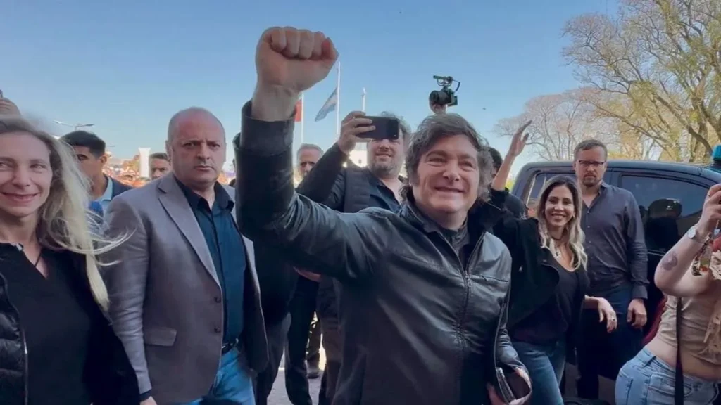 Milei visitó Santa Fe en una jornada caliente con marchas a favor y en contra