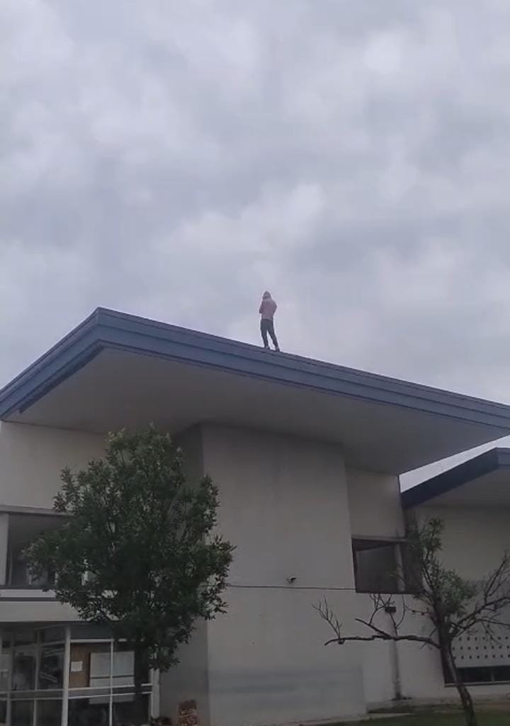 Un hombre subió al techo del hospital y amenazó con quitarse la vida