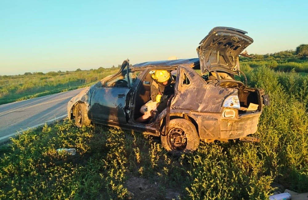 Grave vuelco en Ruta 2 al norte de Las Avispas: cuatro heridos